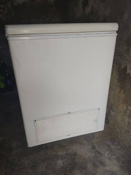 10/10 condition very good condition full size dep freezer 11