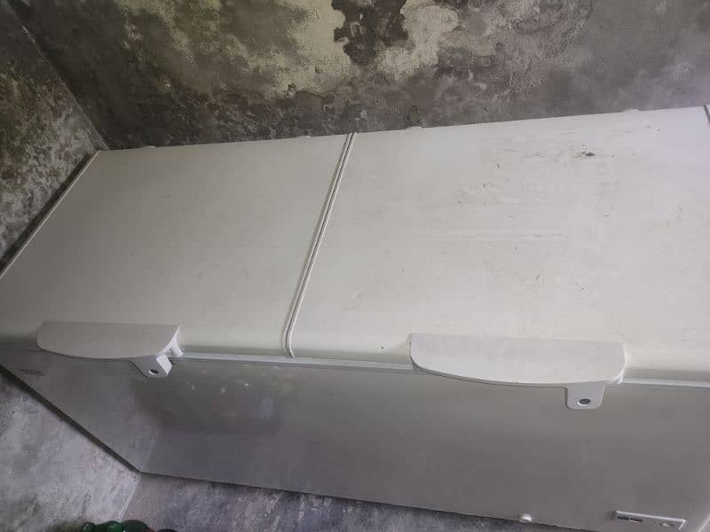 10/10 condition very good condition full size dep freezer 12