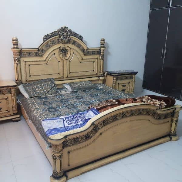 Almost brand new Bed set with Dressing Table 0