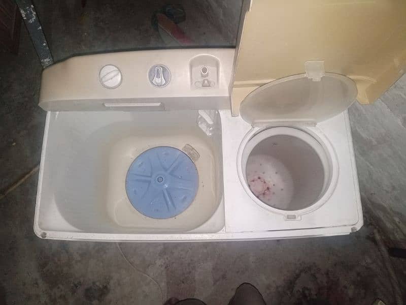 old model washing machine and drayer. 1