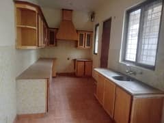 1 kanal outstanding 5 bedroom independent ideal for silent office