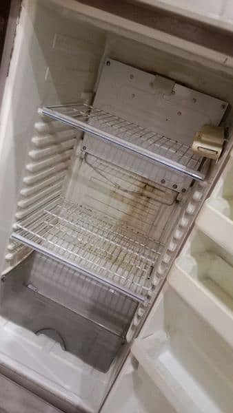 dawlance refrigerator in very good condition 3