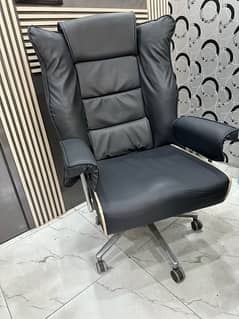imported office boss chair 10/10 quailty