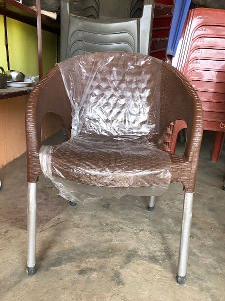 Plastic chairs and garden chairs and table set 4