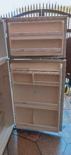 a full size national company fridge in working condition 4