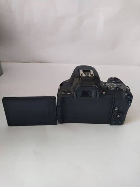 Canon 200D with 2 lens dual mic full package 3