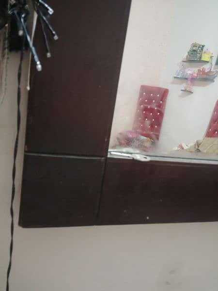 I am selling good condition mirror 2