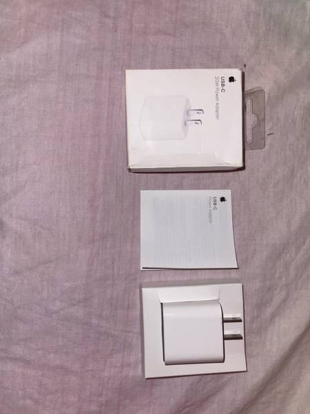 Apple Type-C 20W Fast Charger. 0