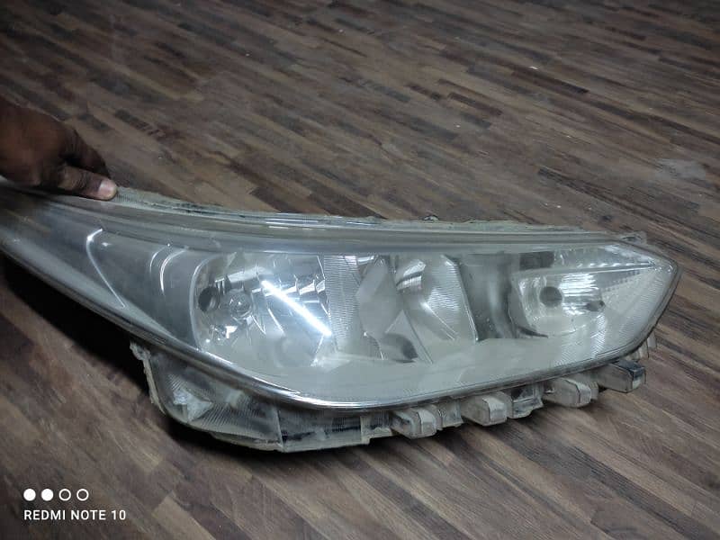 Toyota Yaris headlight R/S genuine 0