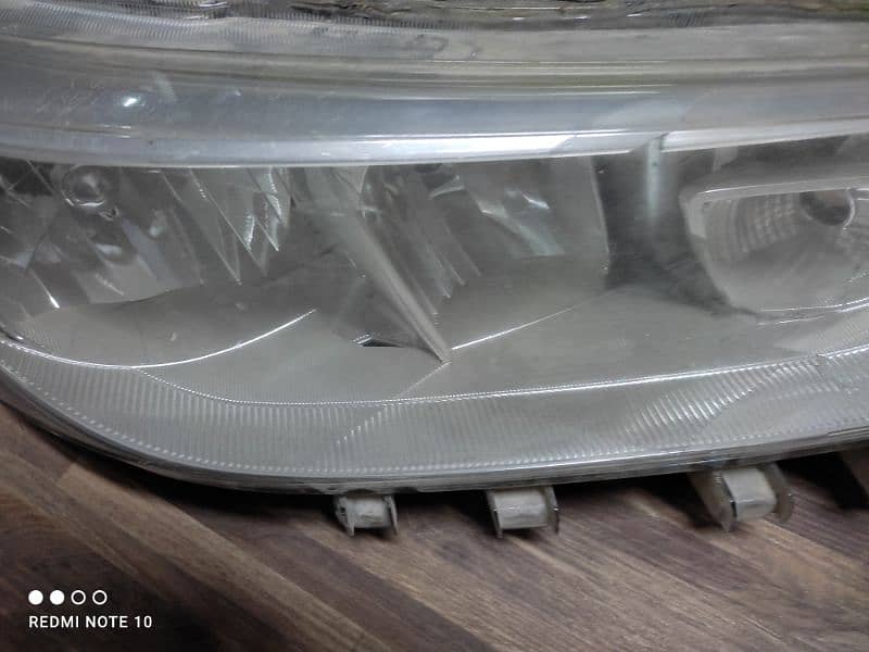 Toyota Yaris headlight R/S genuine 1