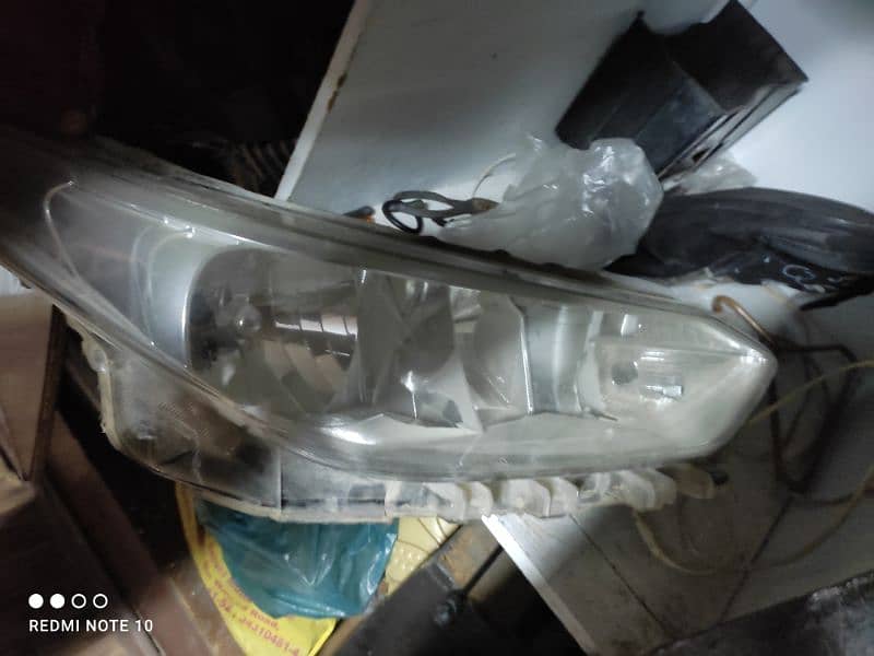 Toyota Yaris headlight R/S genuine 4