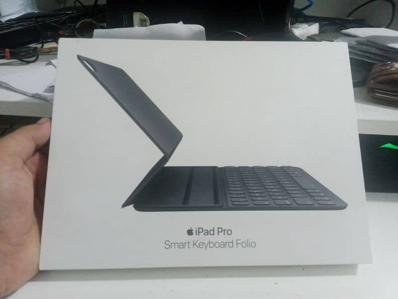 smart keyboard folio for ipad pro 11 inches.      worth of 200$ 0