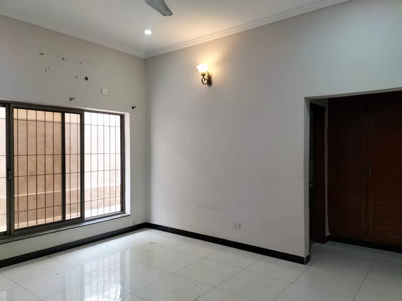 BEAUTIFUL UPPER PORTION AVAIL FOR RENT 10