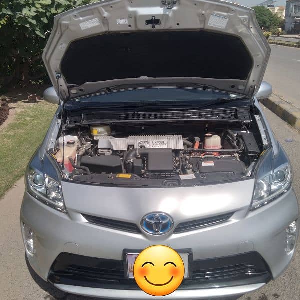 Toyota prius 1.8. All genuine. Hot deal not a single issue 1