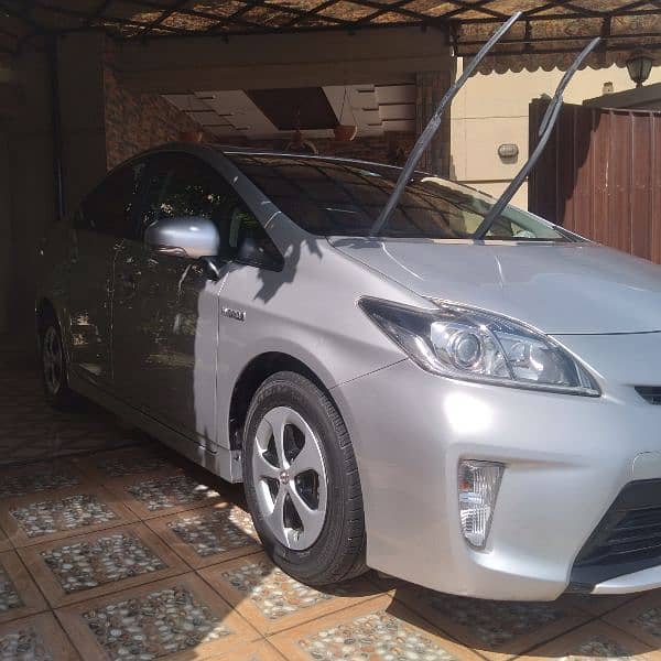 Toyota prius 1.8. All genuine. Hot deal not a single issue 10