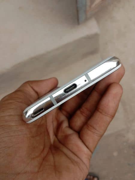 Sharp Aquos R2 4/64 condition 10/10 available CONTACT:03134136268 2