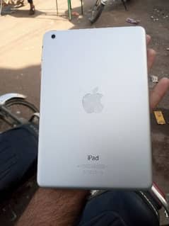 i pad mini 4 all ok 10 by 10 16GB with charger