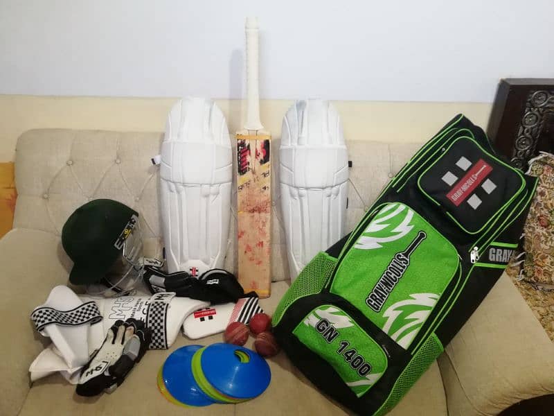 Full cricket batting kit for sale. (Condition 10/10) few days used. 0