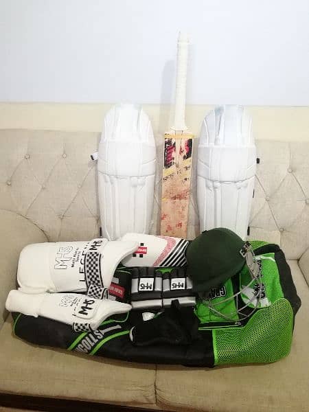 Full cricket batting kit for sale. (Condition 10/10) few days used. 1