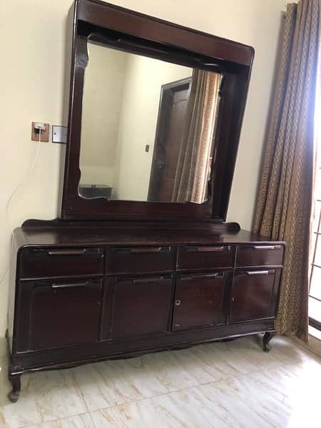Dressing table wooden frame imported glass in good condition 0