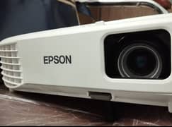 Epson HD projector for sale in excellent condition