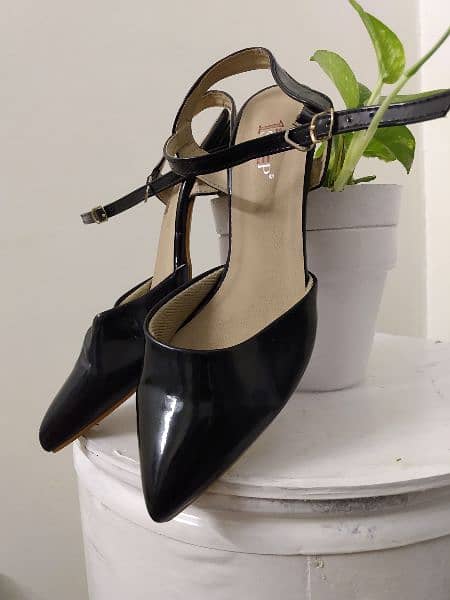 Black Patent Leather Pointed Toe Block Heel 2