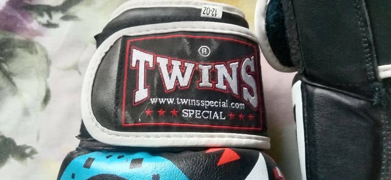 twins professional boxing gloves 12oz 3