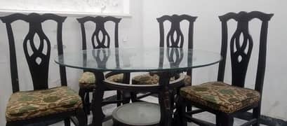 Dining table with 6 chairs in newly condition