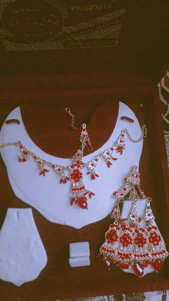 red coloured jewellery set 0
