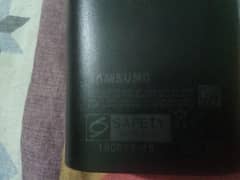 Samsung charger 25 Walt front plastic nahi hea charger OK hea