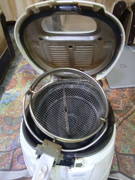 Fully Good Deep Fryer From Saudia 10/9 condition Electric  3 time use 3