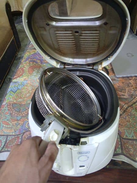 Fully Good Deep Fryer From Saudia 10/9 condition Electric  3 time use 4