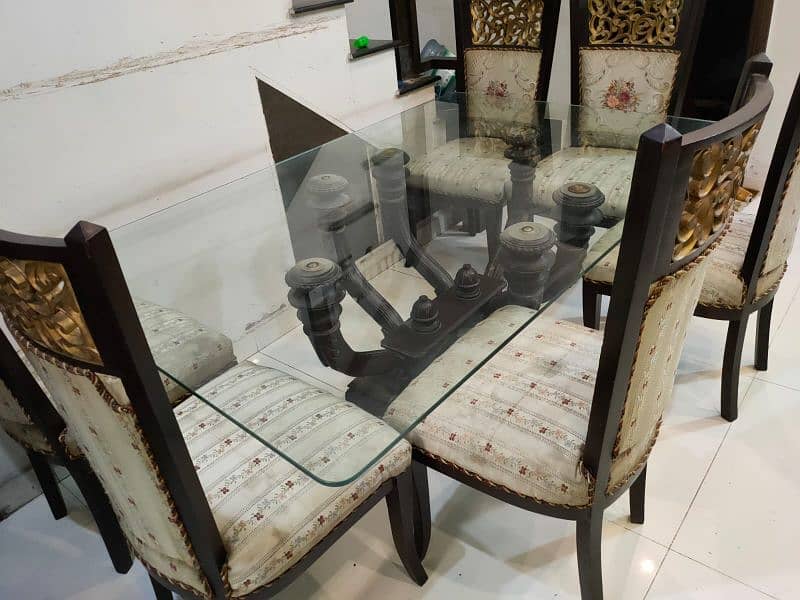 dinning table and chairs 0
