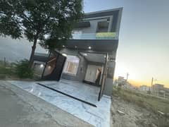 DHA RAHBAR MODREN STYLE SOLID CONSTRUCTION BEAUTIFUL HOUSE AVAILABLE FOR SALE