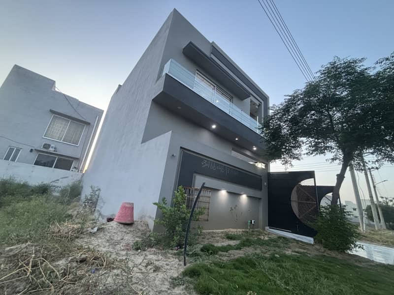 DHA RAHBAR MODREN STYLE SOLID CONSTRUCTION BEAUTIFUL HOUSE AVAILABLE FOR SALE 3