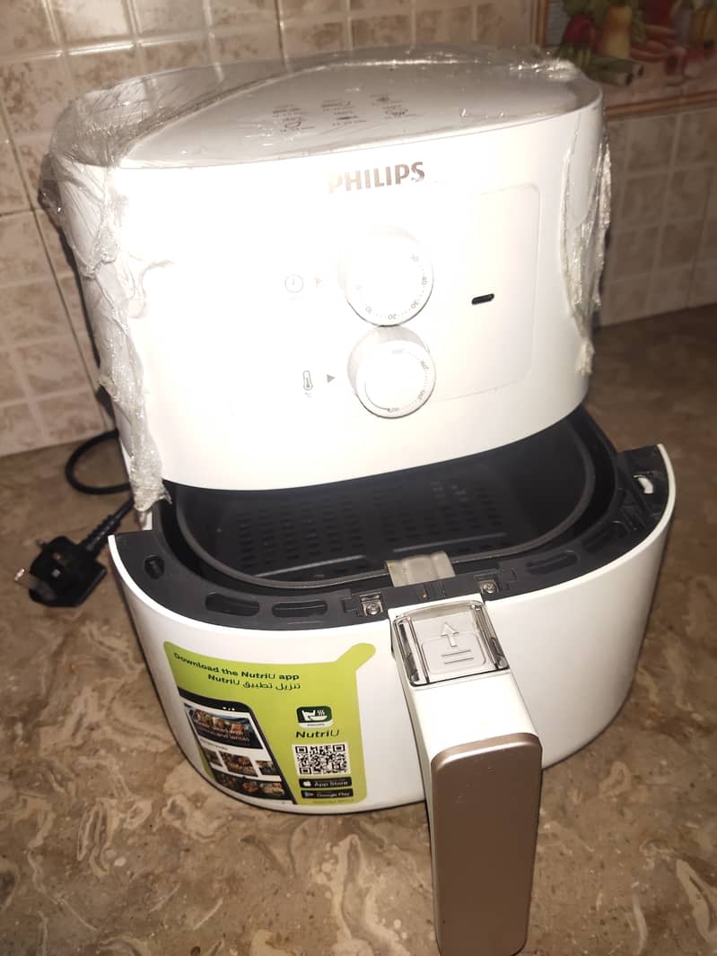 PHILIPS AIR FRYER LUSH CONDITION. 2