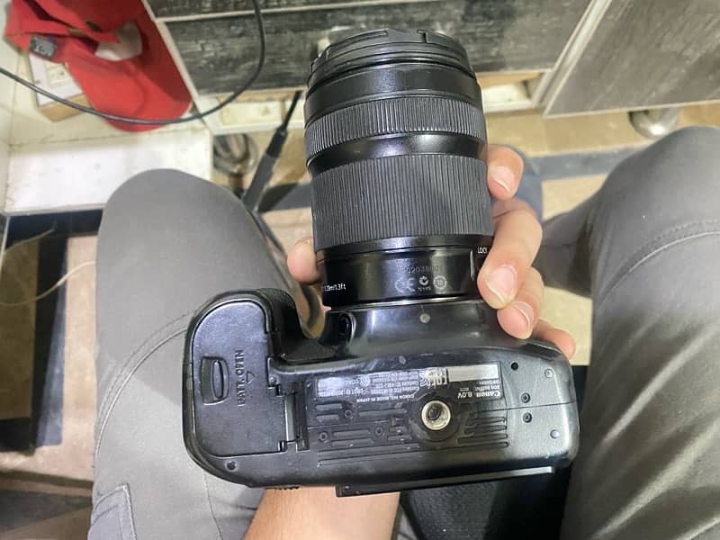 Canon 80 D video and digital camera 0