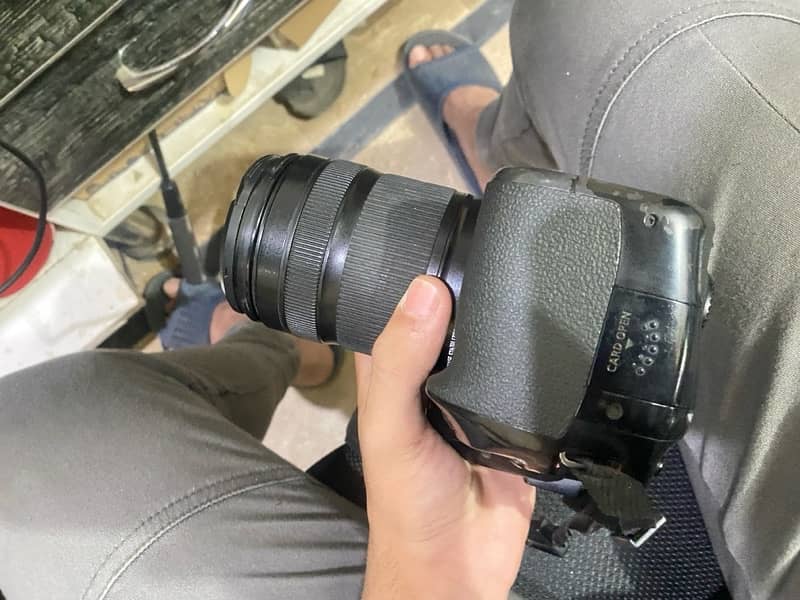 Canon 80 D video and digital camera 1