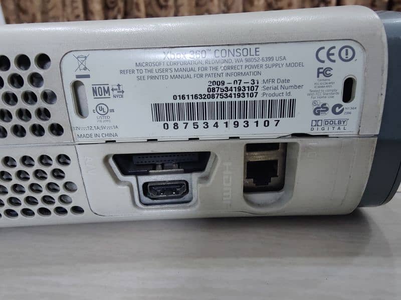 Xbox 360 with controller 2