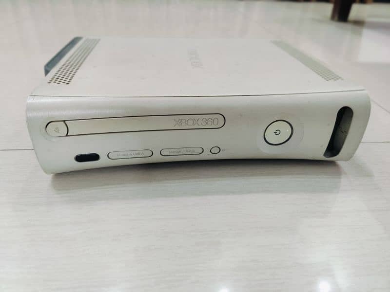 Xbox 360 with controller 4