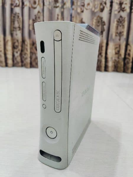 Xbox 360 with controller 6