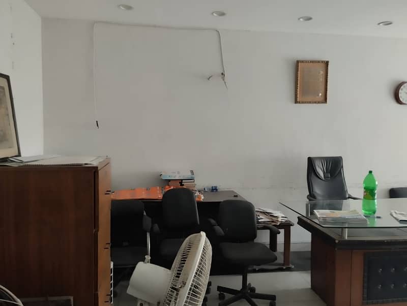 Half Sharing Office Available For Rent 1