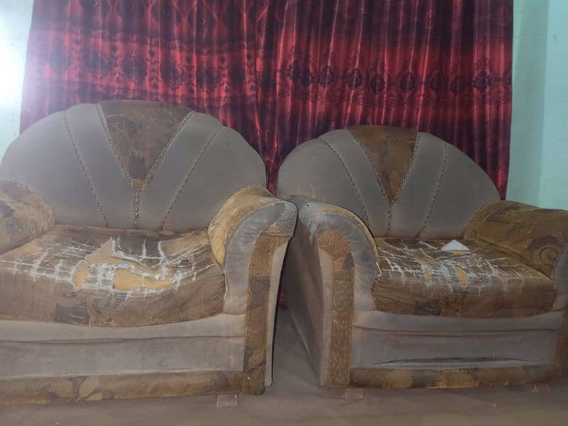5 seter sofa set . used condition. only in 8500 1