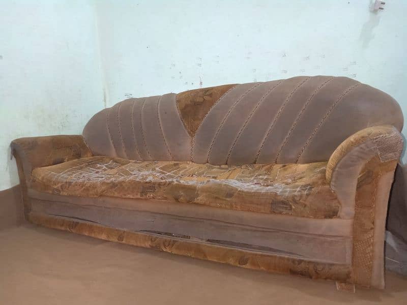 5 seter sofa set . used condition. only in 8500 3