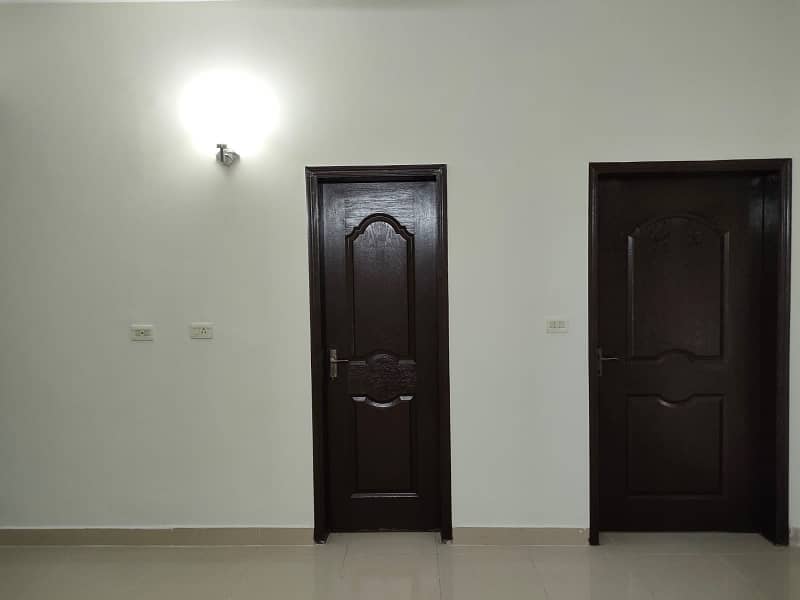 10 Marla 3 Bed Flat 5th Floor For Rent In Askari 11 Lahore 4