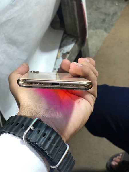 Iphone XS Gold Colour 10/10 condition 64 Gb Waterpack 100% Geniun 3