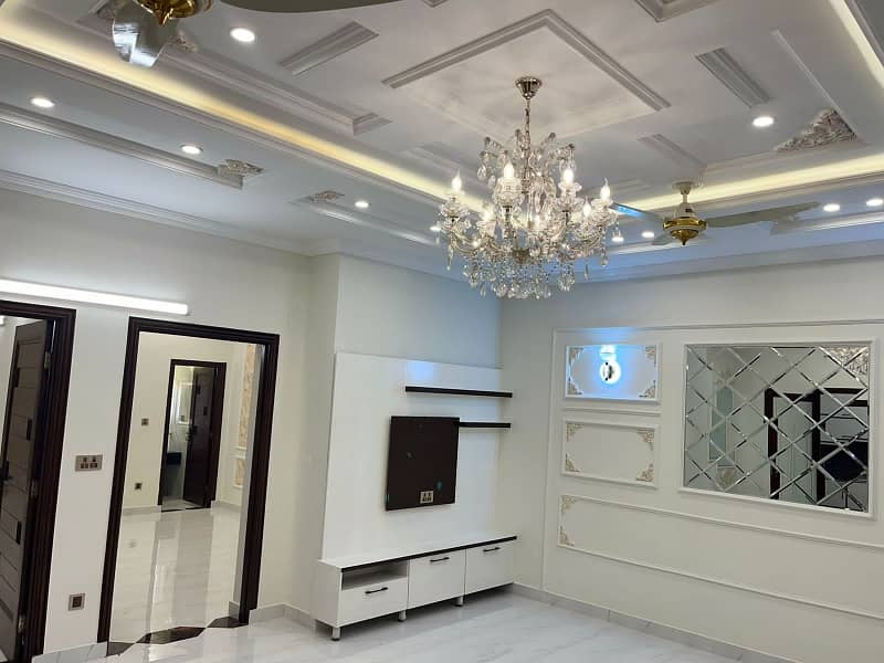 10 Marla Brand New Luxery Leatest Accomodation Spanish Style Luxery House First Entry Owner Built Available For Sale In PIA Housing Society Near Johertown Lahore 4
