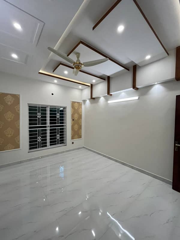 10 Marla Brand New Luxery Leatest Accomodation Spanish Style Luxery House First Entry Owner Built Available For Sale In PIA Housing Society Near Johertown Lahore 8