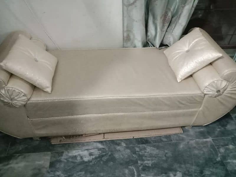 Dewan sofa with 02 qution 0