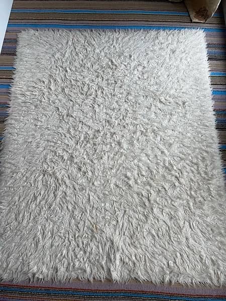 white rug for room 0
